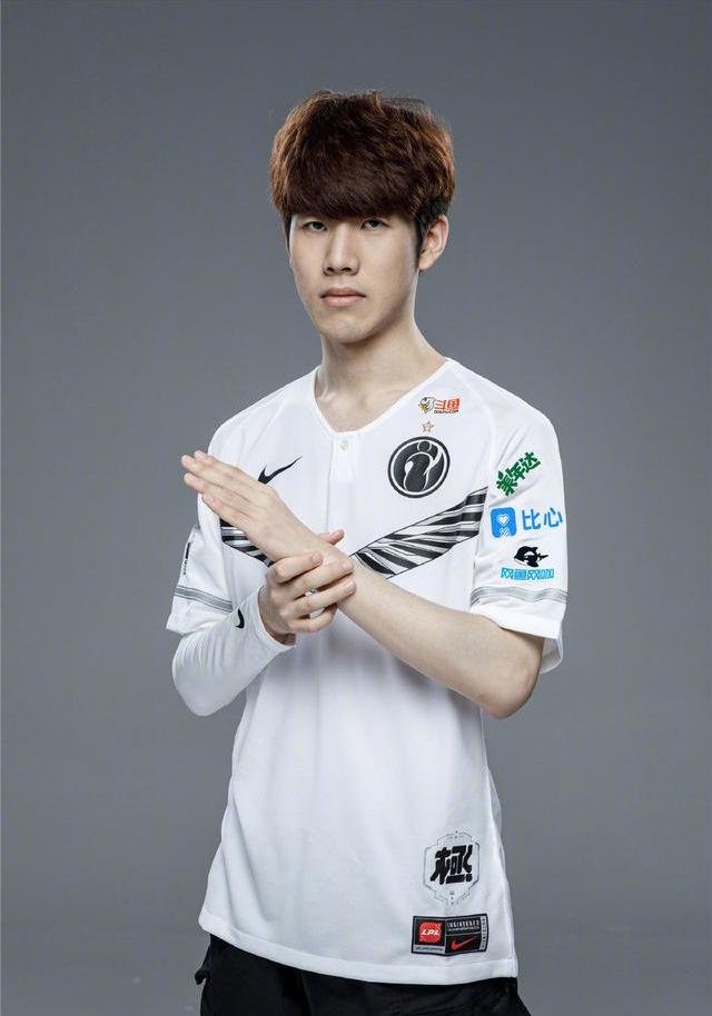 LNG Esports 模仿职业选手 knight 和 Alola 努力学习。 Bilibili Gaming 在第一场比赛中击败了 LNG Esports 。